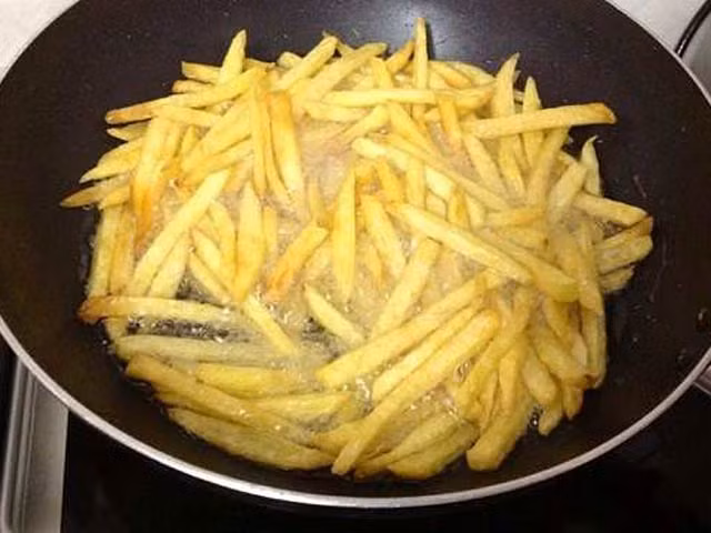 Cách làm khoai tây chiên lắc phô mai ngon chẳng kém ngoài hàng Cách làm khoai tây chiên lắc phô mai ngon chẳng kém ngoài hàng