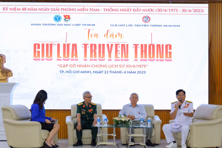 Các cựu chiến binh tham gia giao lưu, chia sẻ với sinh viên tại tọa đàm. 