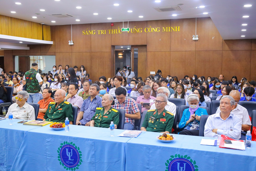 Tọa đàm "Giữ lửa truyền thống" - nhân kỉ niệm 48 năm Ngày giải phóng miền Nam thu hút đông đảo sinh viên tham gia. Tọa đàm "Giữ lửa truyền thống" - nhân kỉ niệm 48 năm Ngày giải phóng miền Nam thu hút đông đảo sinh viên tham gia.