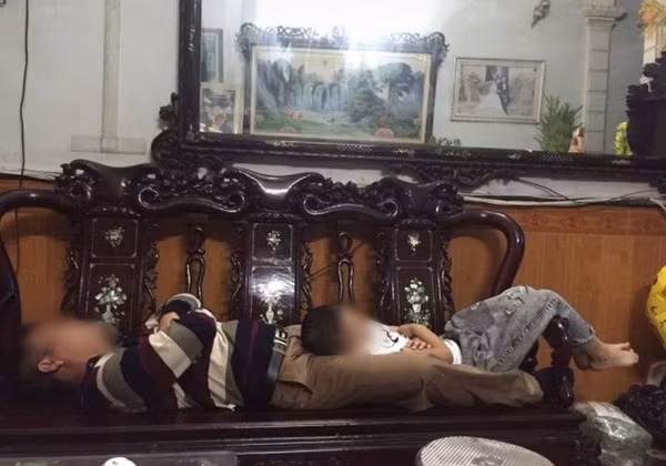 Đợi mãi không thấy ai sang chúc Tết, hai bố con ngủ ngon lành trên sofa và 1.001 câu chuyện bi hài ngày đầu năm mới