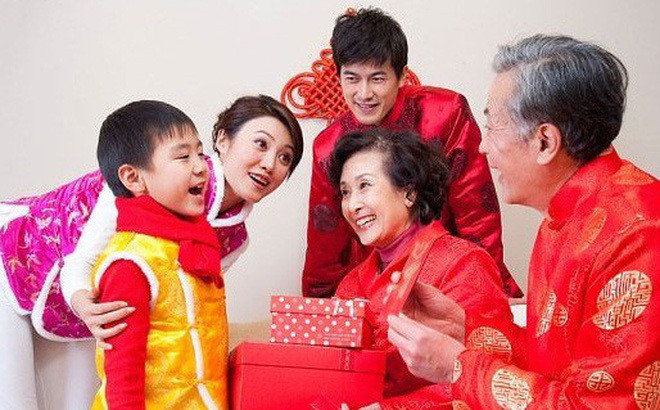 Đầu năm, bố vợ mừng tuổi "khủng" khiến chàng rể khó xử