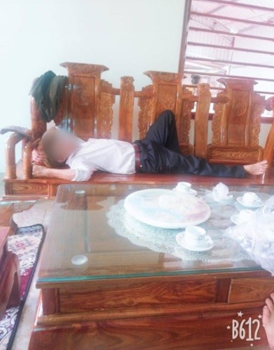 Đợi mãi không thấy ai sang chúc Tết, hai bố con ngủ ngon lành trên sofa và 1.001 câu chuyện bi hài ngày đầu năm mới