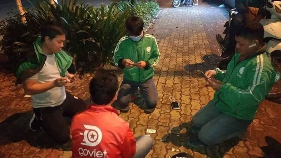 Đầu năm vắng khách anh em giao lưu cho gắn kết Đầu năm vắng khách anh em giao lưu cho gắn kết