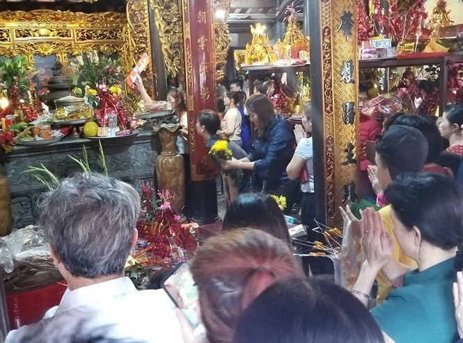 Biển người chen chân "xin lộc" Bà Chúa Kho ảnh 10 Biển người chen chân