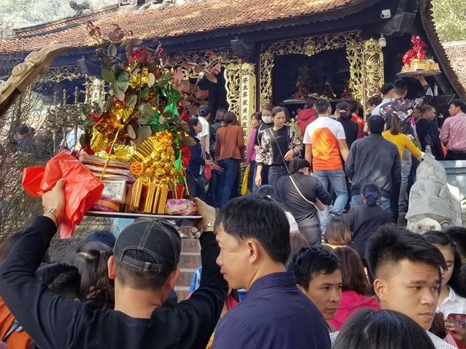 Biển người chen chân "xin lộc" Bà Chúa Kho ảnh 7 Biển người chen chân