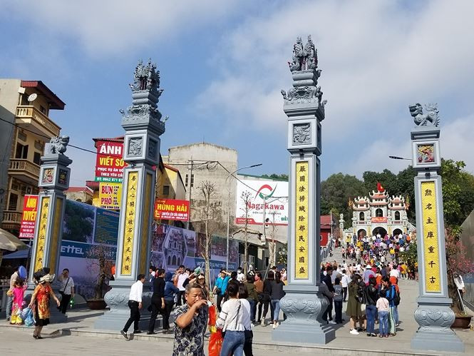 Biển người chen chân "xin lộc" Bà Chúa Kho ảnh 3 Biển người chen chân