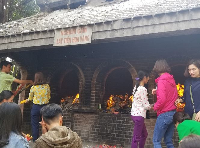 Biển người chen chân "xin lộc" Bà Chúa Kho ảnh 13 Biển người chen chân