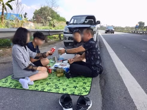 Gia đình mở tiệc trên cao tốc Nội Bài - Lào Cai bị xử lý thế nào?