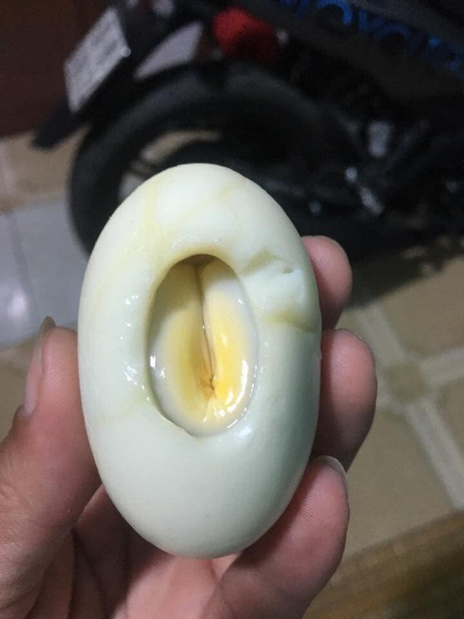 Dù chú gà của T.Y được nhiều người khen đẹp nhưng biểu cảm trên mặt thì đến hài hước.