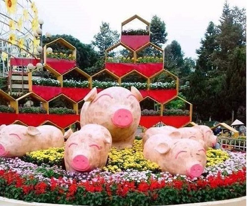 Đàn heo ‘kém tắm’ với màu son neon thời thượng. Đàn heo kém tắm với màu son neon thời thượng.