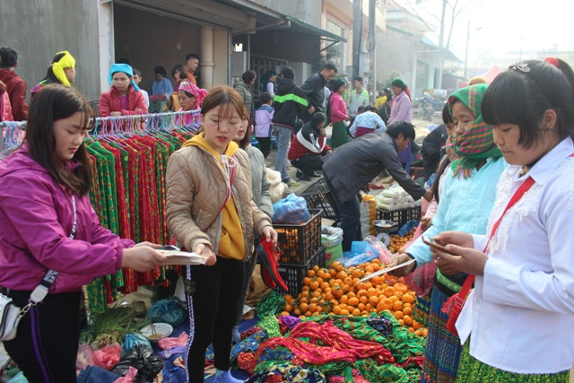 Nhờ vẻ đẹp tự nhiên vốn có mà Mua Thị Dí và Phàn Mẩy Piền luôn thu hút được đông khách đến mua hàng.
