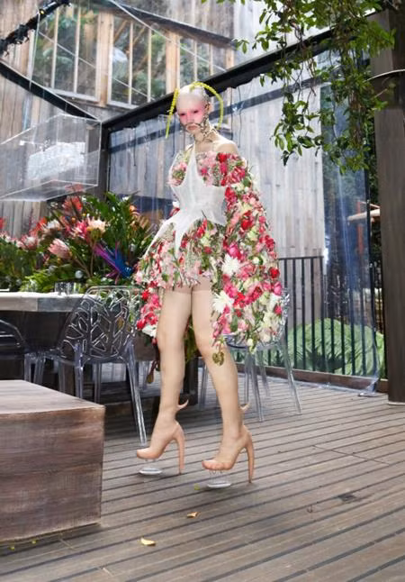 Sốc: Đôi bốt "gà chín cựa" giá 231 triệu, diện chơi Tết đảm bảo nổi nhất phố - 1