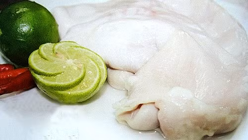 Dùng chanh muối làm sạch lòng heo hiệu quả.