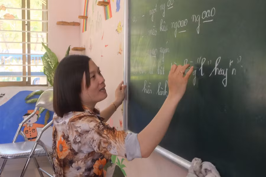 Cô Giang với những nét chữ dạy học cho các em bị khuyết tật.