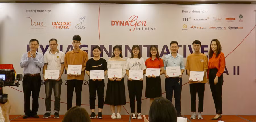 Bà Trần Thị Như Trang, Giám đốc Quỹ VTVV và TS. Trần Đình Châu – đại diện Ban Cố vấn trao chứng nhận cho khóa I.