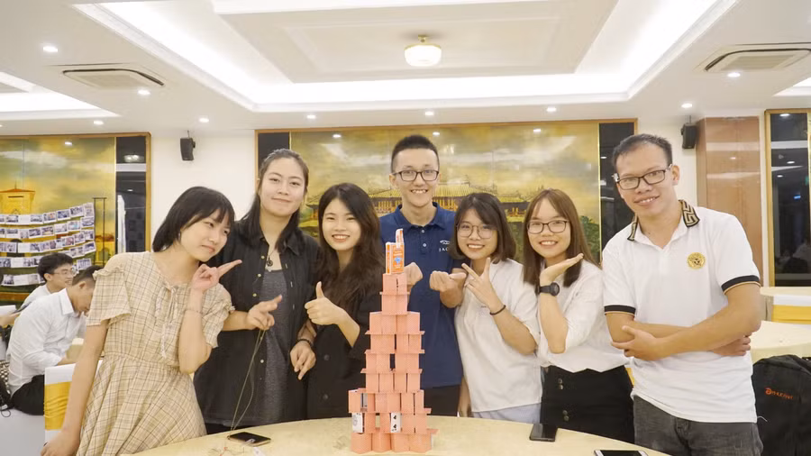 Sinh viên khóa I và khóa II giao lưu trong các hoạt động tại hội thảo.