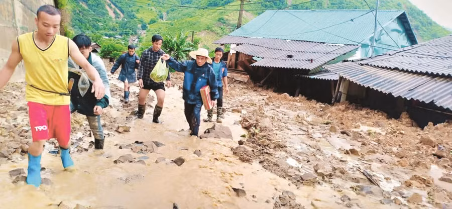 Các thầy cô Trường tiểu học Nhi Sơn và bà con tìm cách vào nhà lấy giấy tờ cho giáo viên