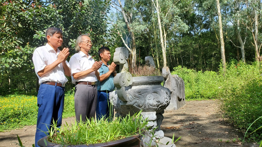 Nhà nghiên cứu Hoàng Hùng, Chủ tịch Hội Khoa học Lịch sử Thọ Xuân - Yên Định, (giữa) khẳng định, kinh đô Vạn Lại có giá trị rất lớn về lịch sử. Nhà nghiên cứu Hoàng Hùng, Chủ tịch Hội Khoa học Lịch sử Thọ Xuân - Yên Định, (giữa) khẳng định, kinh đô Vạn Lại có giá trị rất lớn về lịch sử.