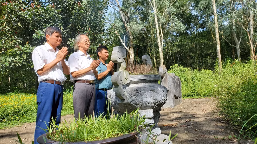 Nhà nghiên cứu Hoàng Hùng, Chủ tịch Hội Khoa học Lịch sử Thọ Xuân - Yên Định, (giữa) khẳng định, kinh đô Vạn Lại có giá trị rất lớn về lịch sử.