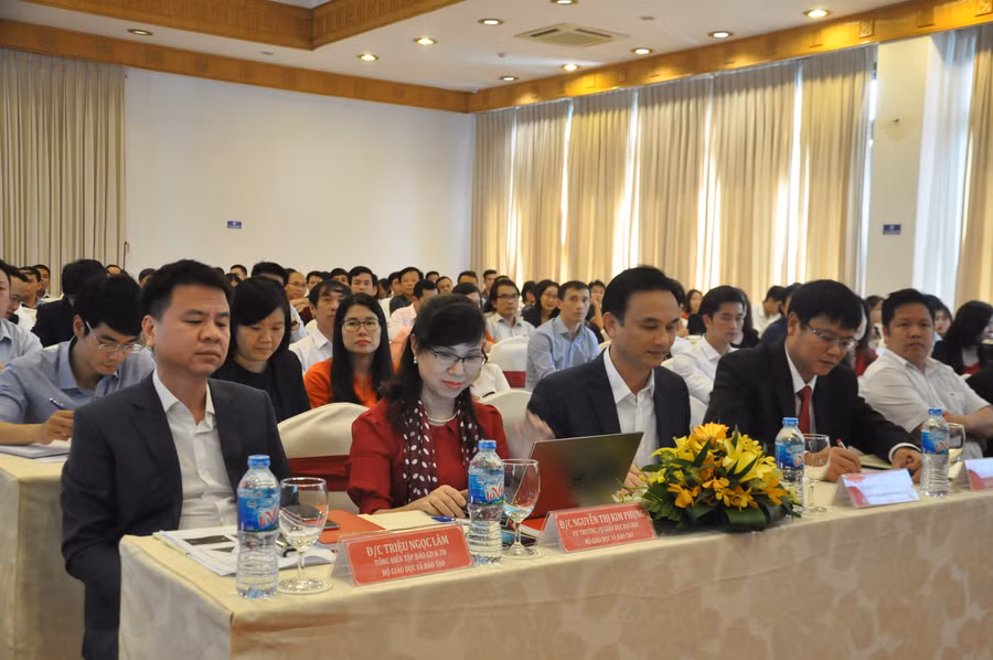 Tham dự Tập huấn còn có PGS.TS Nguyễn Thị Kim Phụng – Vụ trưởng Vụ Giáo dục đại học (Bộ GD&ĐT), TS. Nguyễn Viết Lộc – Chánh văn phòng Bộ GD&ĐT, ông Triệu Ngọc Lâm - Tổng Biên tập báo Giáo dục và thời đại.