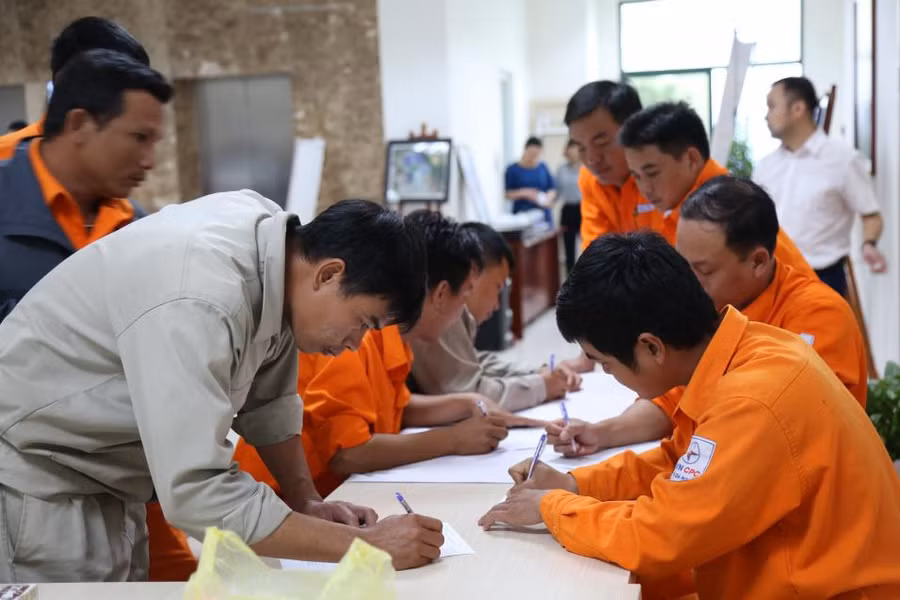 Chương trình hiến máu nhân đạo có hơn 350 cán bộ, nhân viên, đoàn viên thành niên. Chương trình hiến máu nhân đạo có hơn 350 cán bộ, nhân viên, đoàn viên thành niên.