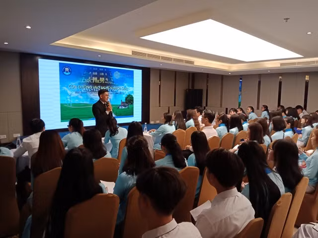 Sinh Khoa Du lịch Trường ĐH Văn Hiến trong một buổi đi thực tại doanh nghiệp