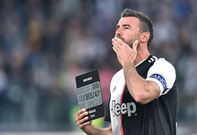 Juventus đón cúp vô địch Serie A, Ronaldo ăn mừng bên mẹ và bạn gái ảnh 12 Trung vệ 38 tuổi Andrea Barzagli nhận quà tri ân từ BLĐ Juventus bởi sau khi mùa giải 2018/19 hạ màn, anh sẽ giải nghệ