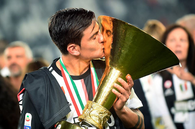 Juventus đón cúp vô địch Serie A, Ronaldo ăn mừng bên mẹ và bạn gái ảnh 10 Chân sút Paulo Dybala dành tặng cho chiếc cúp một nụ hôn nồng nàn. Với ngôi sao người Argentina, anh nhiều khả năng sẽ chia tay Juventus trong mùa Hè 2019. Hiện có nhiều CLB muốn có sự phục vụ của Dybala như M.U, Bayern Munich, Man City, Real Madrid hay Arsenal