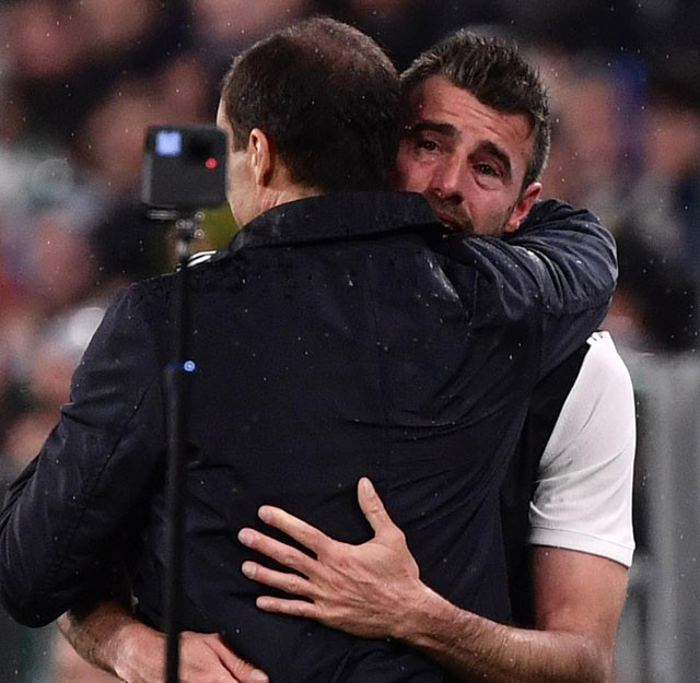 Juventus đón cúp vô địch Serie A, Ronaldo ăn mừng bên mẹ và bạn gái ảnh 13 Khoảnh khắc đầy xúc động của Barzagli khi anh vừa khóc vừa ôm lấy HLV Allegri