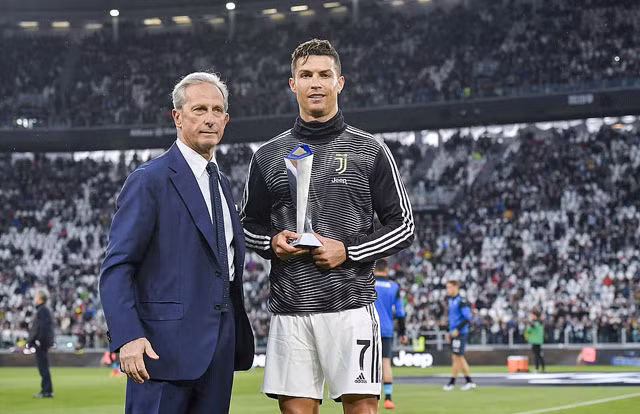 Trước trận đấu với Atalanta tại vòng 37, Cristiano Ronaldo nhận giải cầu thủ Serie A hay nhất mùa giải 2018/19