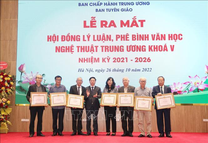 Đồng chí Nguyễn Trọng Nghĩa, Bí thư Trung ương Đảng, Trưởng Ban Tuyên giáo Trung ương tặng hoa chúc mừng Thường trực Hội đồng Lý luận, Phê bình, Văn học nghệ thuật Trung ương nhiệm kỳ 2021 - 2026. Ảnh: Phương Hoa/TTXVN