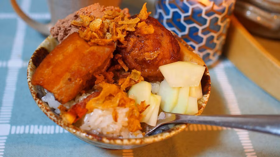 Bát xôi nóng hổi, full topping hấp dẫn.