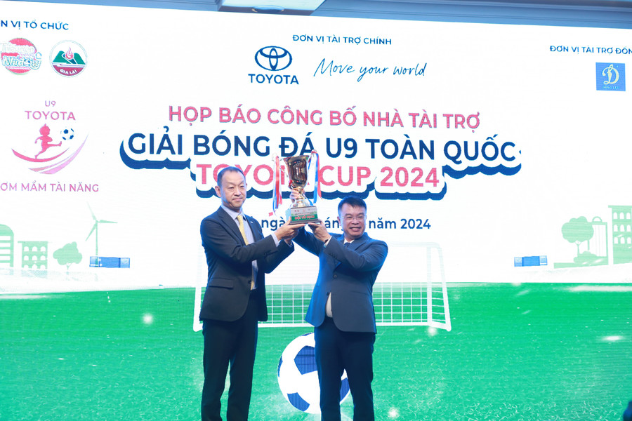 Nhà báo Nguyễn Phan Khuê trao cúp tượng trưng của mùa giải năm nay cho ông Nakano Keita - Tổng Giám đốc Công ty Ô tô Toyota Việt Nam.