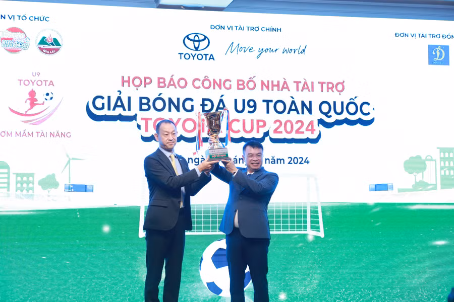 Nhà báo Nguyễn Phan Khuê trao cúp tượng trưng của mùa giải năm nay cho ông Nakano Keita - Tổng Giám đốc Công ty Ô tô Toyota Việt Nam.