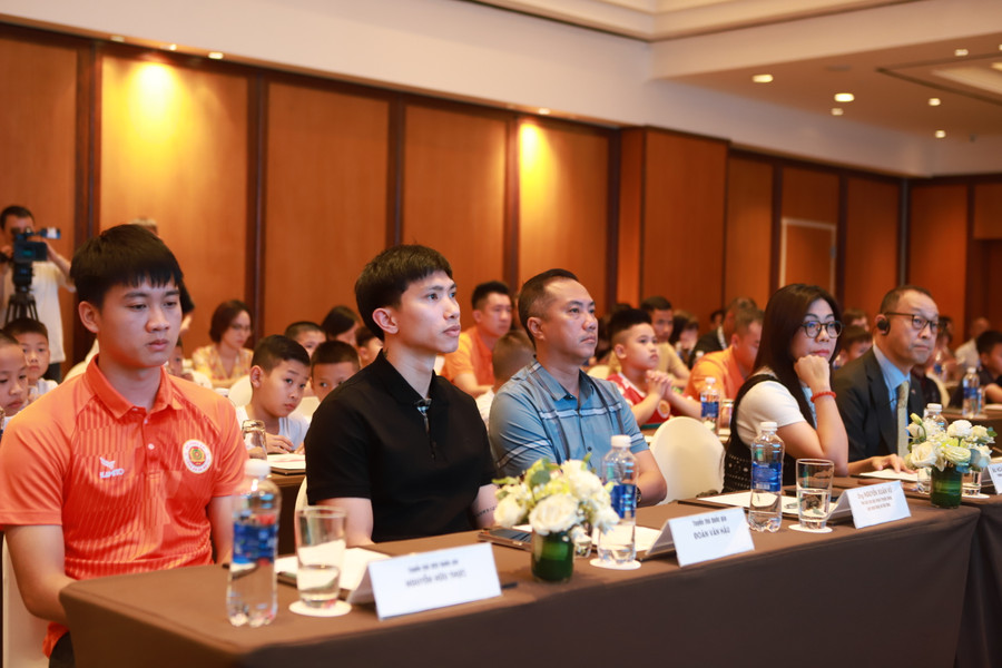 Các đại biểu khách mời tham gia buổi họp báo.