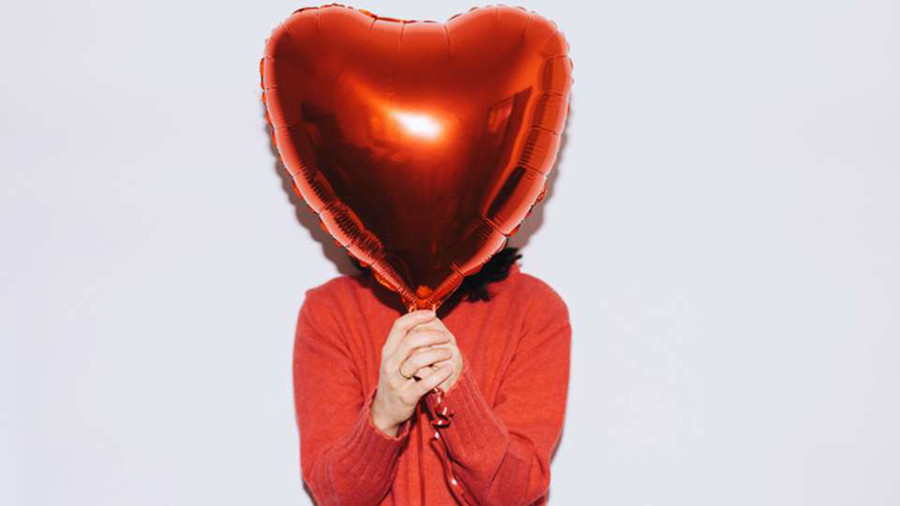 Cách bộ não xử lý những phản ứng ban đầu sẽ quyết định liệu chúng ta có tiếp tục gắn bó với người đó trong tương lai hay không. (Ảnh: ITN).