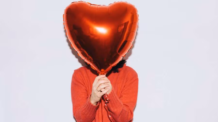 Cách bộ não xử lý những phản ứng ban đầu sẽ quyết định liệu chúng ta có tiếp tục gắn bó với người đó trong tương lai hay không. (Ảnh: ITN).