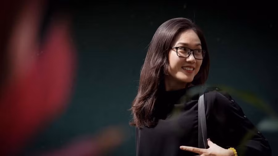 Cô giáo Lường Thị Thu Trang: “Em trân trọng và xúc động với tình cảm thầy trò thế hệ xưa”. Ảnh: NVCC