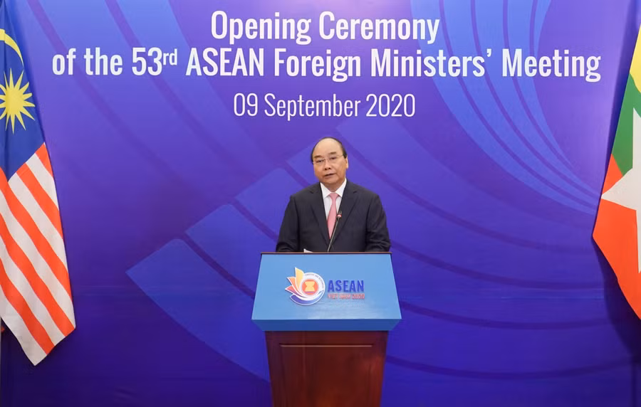 Thủ tướng Nguyễn Xuân Phúc phát biểu tại lễ khai mạc Hội nghị Bộ trưởng Ngoại giao ASEAN lần thứ 53. Ảnh: VGP/Quang Hiếu