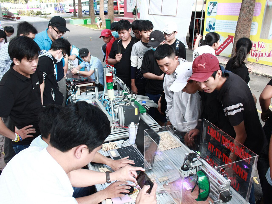 Ngoài tư vấn hướng nghiệp, ngày hội còn trưng bày các gian hàng giới thiệu các ngành nghề để giới thiệu đến các HS tham quan Ngoài tư vấn hướng nghiệp, ngày hội còn trưng bày các gian hàng giới thiệu các ngành nghề để giới thiệu đến các HS tham quan