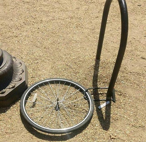 Chỉ còn lại cái bánh xe. Chỉ còn lại cái bánh xe.