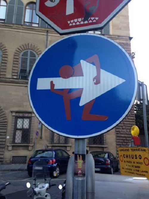 Khi bạn thích âm nhạc nhưng ba mẹ lại bắt đi làm biển báo. Khi bạn thích âm nhạc nhưng ba mẹ lại bắt đi làm biển báo.