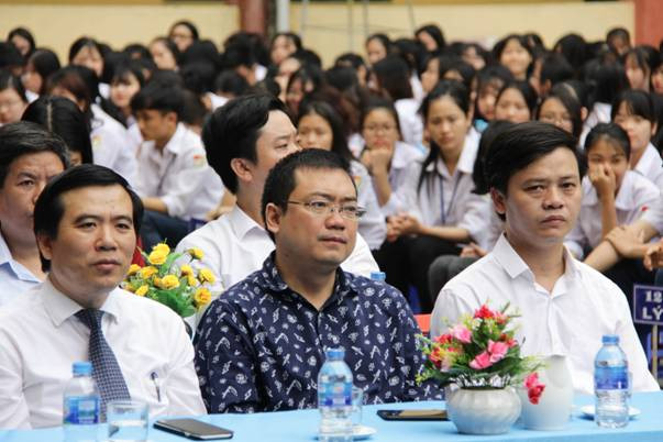 Tại ngày hội đọc sách, các em học sinh Phú Thọ đã được nghe diễn giả Nguyễn Cảnh Bình (ngồi giữa) về bí quyết của những người thành công... Tại ngày hội đọc sách, các em học sinh Phú Thọ đã được nghe diễn giả Nguyễn Cảnh Bình (ngồi giữa) về bí quyết của những người thành công...