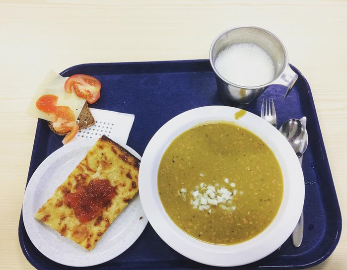  Sĩ quan hải quân - Phần Lan: Họ có thể chọn bất cứ thứ gì mình muốn, như khoai tây, thịt, thịt hầm, salad, bơ, bánh mỳ, trái cây và rau củ, trà hoặc cà phê. Sữa lúc nào cũng có.