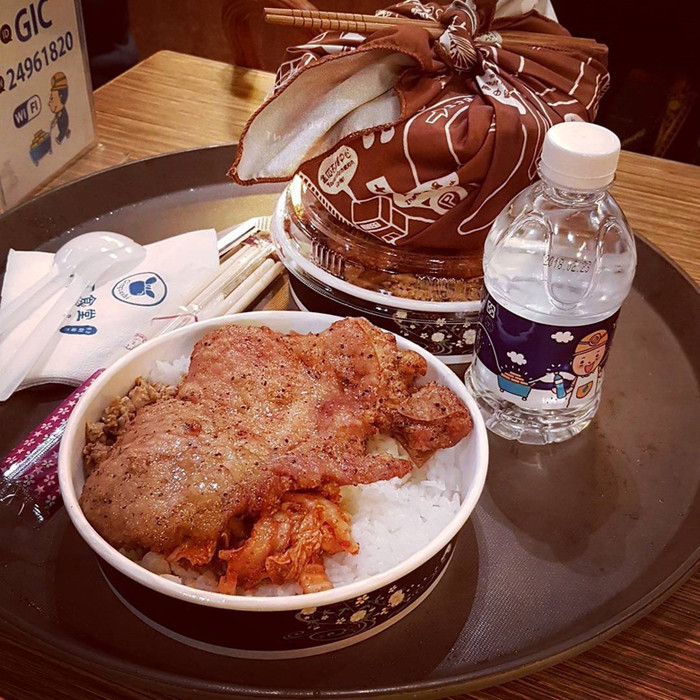  Thợ mỏ - Hàn Quốc: Cơm, thịt, kim chi, sữa, và nước, đó là những gì các thợ mỏ cần cho bữa trưa. Họ thường quấn hộp thức ăn trong một mảnh vải để chúng lâu nguội.