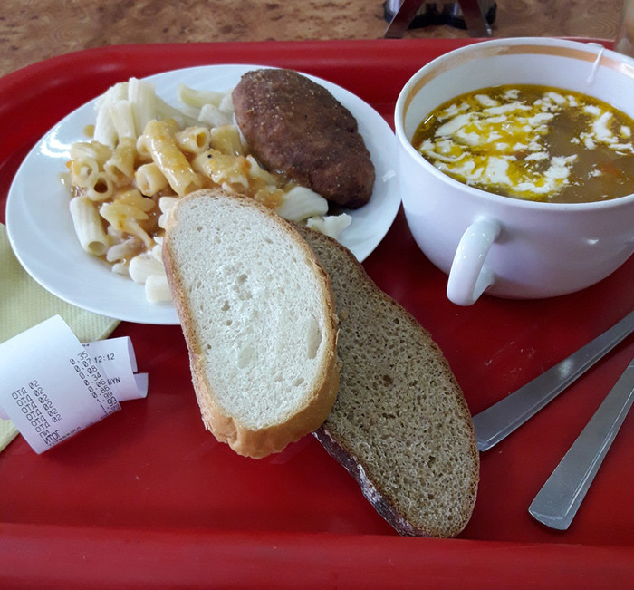  Công nhân sản xuất linh kiện máy móc - Belarus: Súp bắp cải chế kem, mì Ý, cốt lết, bánh mỳ, tổng cộng 500 calo, giá chỉ 1 đô (hơn 22.000 đồng).