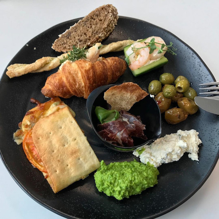  Nhân viên công ty LEGO - Đan Mạch: Công ty này luôn yêu cầu nhân viên ăn uống đầy đủ dưỡng chất, vì thế lúc nào họ cũng có salad, rau củ và trái cây, thịt gà, thịt lợn, phô mai, yến mạch và ngũ cốc.