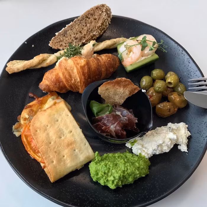  Nhân viên công ty LEGO - Đan Mạch: Công ty này luôn yêu cầu nhân viên ăn uống đầy đủ dưỡng chất, vì thế lúc nào họ cũng có salad, rau củ và trái cây, thịt gà, thịt lợn, phô mai, yến mạch và ngũ cốc.