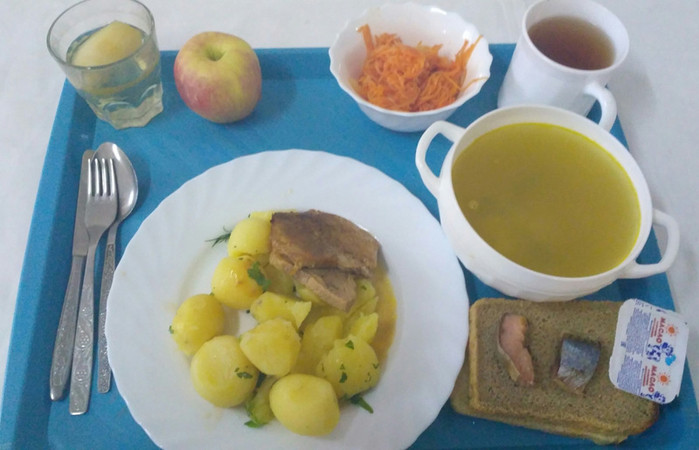  Thủy thủ tàu ngầm (trên cạn) - Nga: Bữa trưa tiêu chuẩn của họ có khoản 1.200 calo, họ có thể ăn bất cứ thứ gì mình muốn, miễn là có đầy đủ tinh bột và cá.