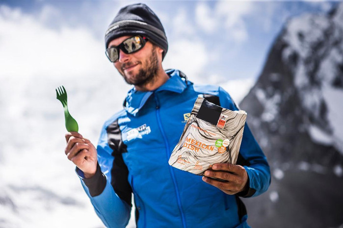  Vận động viên leo núi - Ba Lan: Họ cần mang theo những thức ăn giàu dưỡng chất nhưng gọn nhẹ, dễ mang vác, và dễ nấu ở điều kiện nhiệt độ dưới 30oC. Thông thường đó là mỳ gói, khoai tây nghiền, súp, socola, thức ăn vặt…